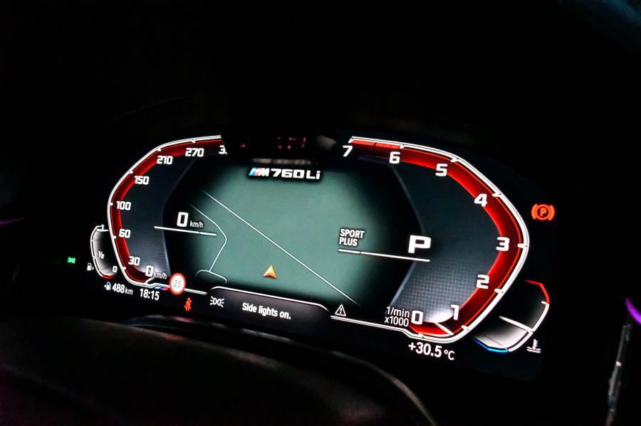Панель приборов BMW M760Li xDrive (G12) 2019 года  (ZA) (фото 17 из 25)